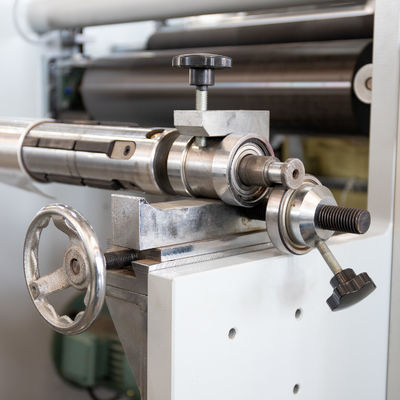 5.5kw End Electric Driven Film Slitting Rewinding Machine για εκτύπωση χαρτιού αλουμινίου