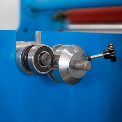 Ημιαυτόματη 3KW 2 άξονα βαρύ φορτίο αλουμινίου φύλλο ρολ σιλικόνης χαρτί Rewinder Machine